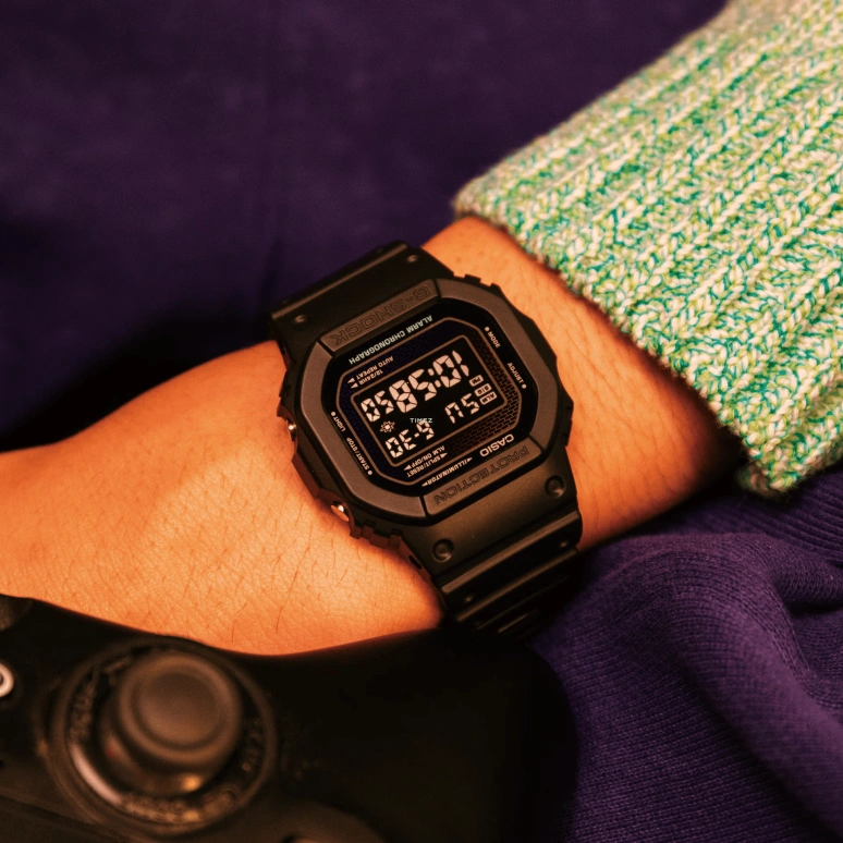 卡西欧,G-SHOCK 48.90x42.80毫米,48.90x42.80毫米,生物基,合成树脂,虹色,黑色,石英,倒计时,计时,月历,星期历,矿物水晶,方形,DW5600RW,DW5600RW-1