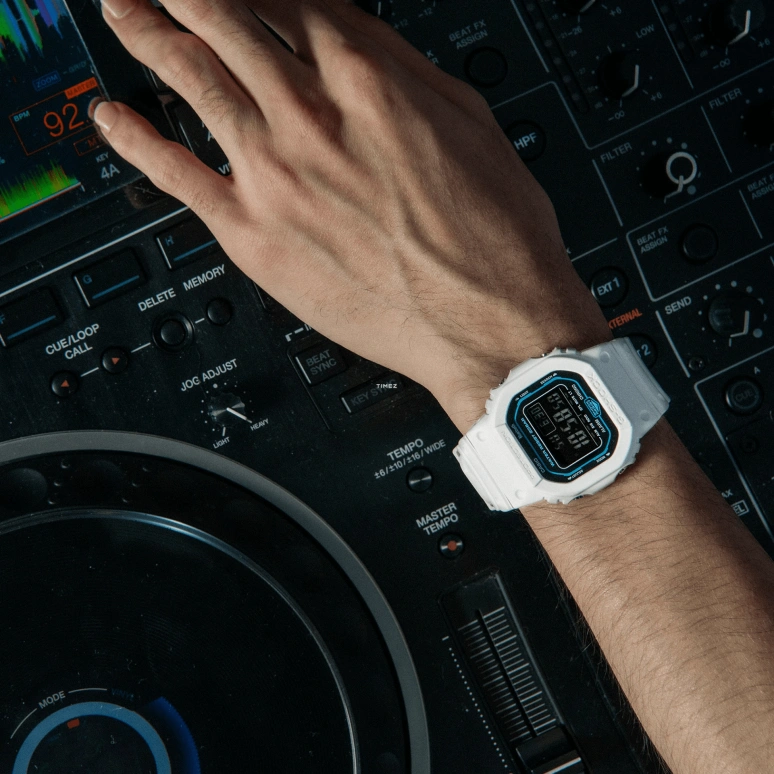 卡西欧,G-SHOCK 48.90x42.80毫米,48.90x42.80毫米,合成树脂,黑色,石英,倒计时,计时,月历,星期历,矿物水晶,方形,DWB5600SF,DWB5600SF-7