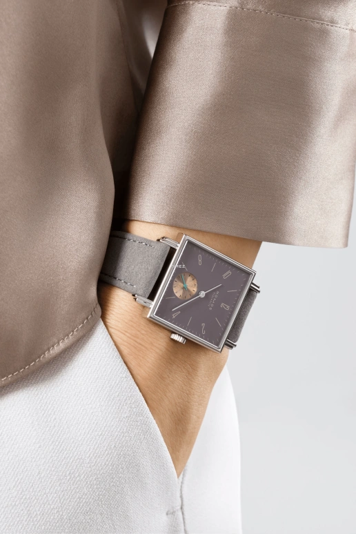 诺莫斯,Tetra 29.50毫米,29.50毫米,精钢,紫色,手动上弦,43小时,自制机芯,475