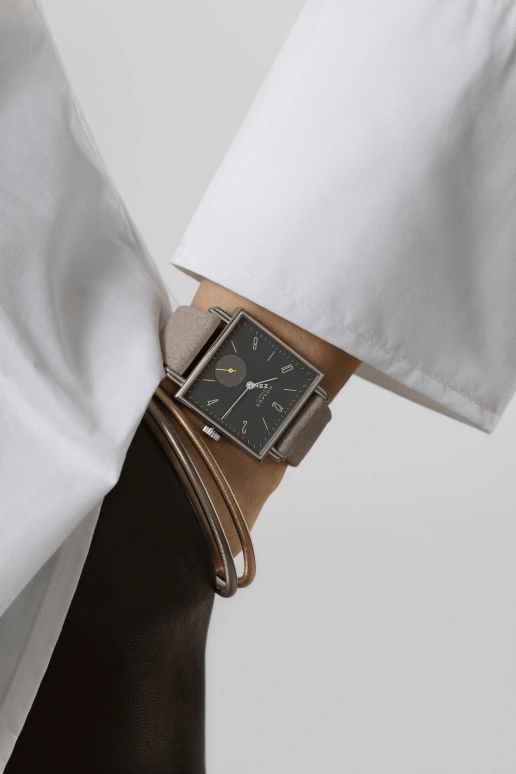 诺莫斯,Tetra 29.50毫米,29.50毫米,精钢,灰色,手动上弦,53小时,自制机芯,440