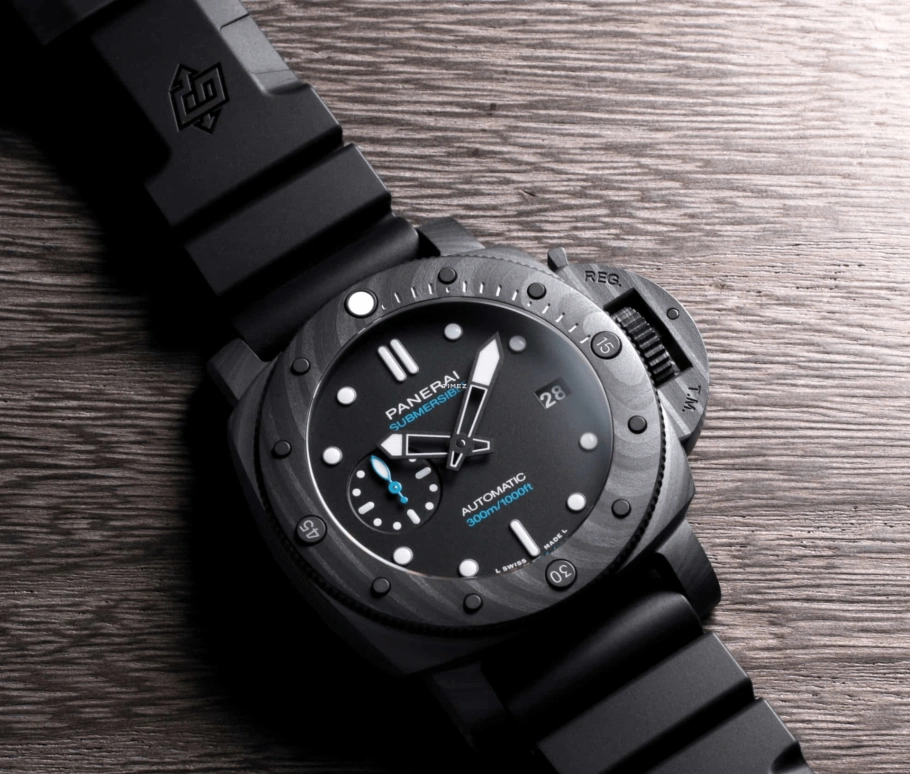 沛纳海,潜行 42毫米,42毫米,Carbotech™ 复合碳纤维,黑色,自动上弦,日历,72小时,PAM02231