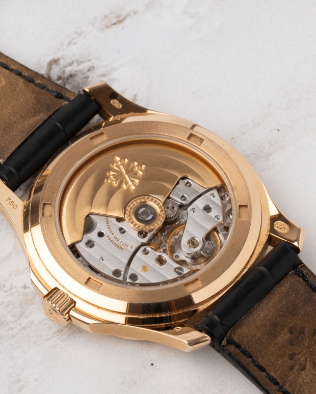 百达翡丽,鹦鹉螺 36毫米,36毫米,玫瑰金,白色,自动上弦,日历,蓝宝石,水晶玻璃,5060SR,5060SR-010