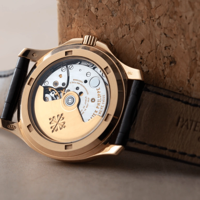 百达翡丽,鹦鹉螺 36毫米,36毫米,玫瑰金,白色,自动上弦,日历,蓝宝石,水晶玻璃,5060SR,5060SR-010