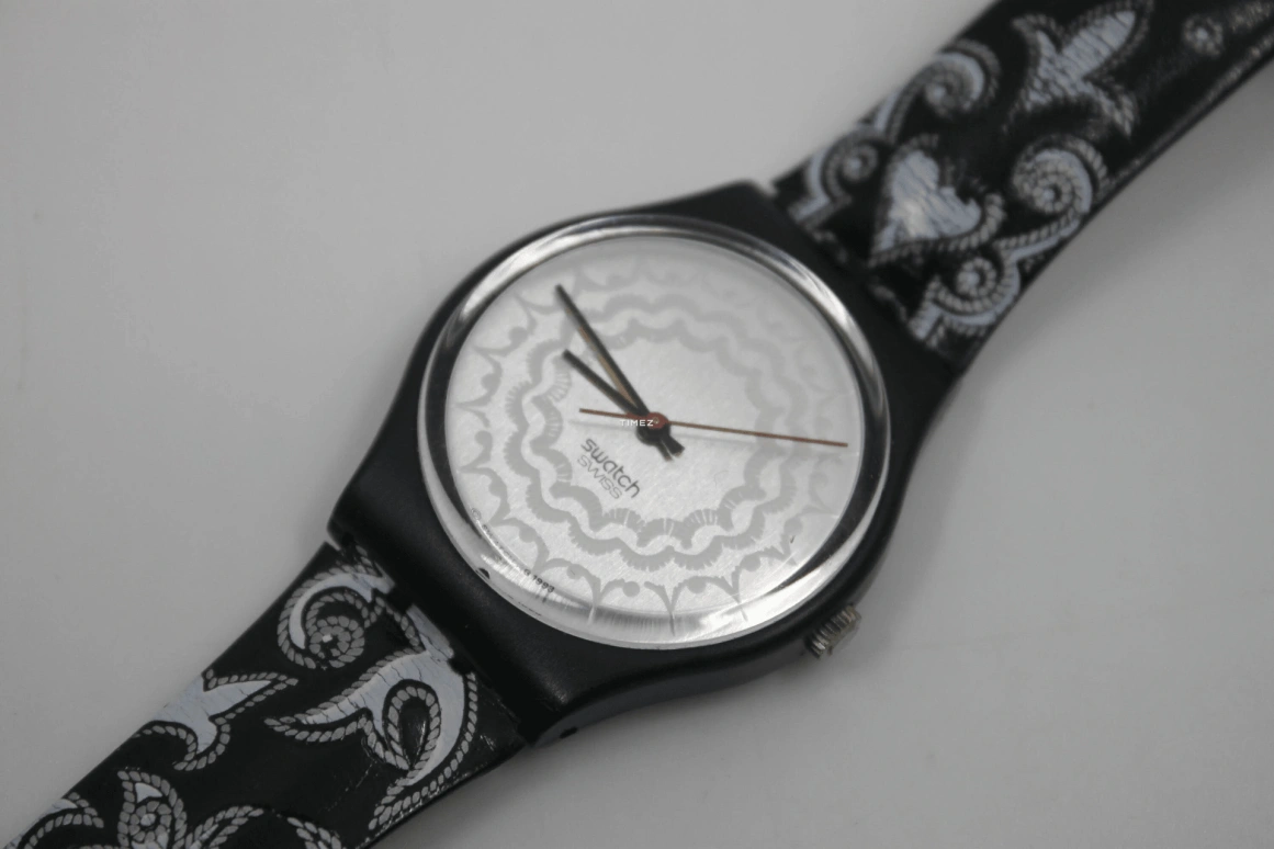 Swatch,Other 33mm,33mm,Plastic,Grey,Quartz,Sapphire,Crystal Glass,Tonneau,GB157